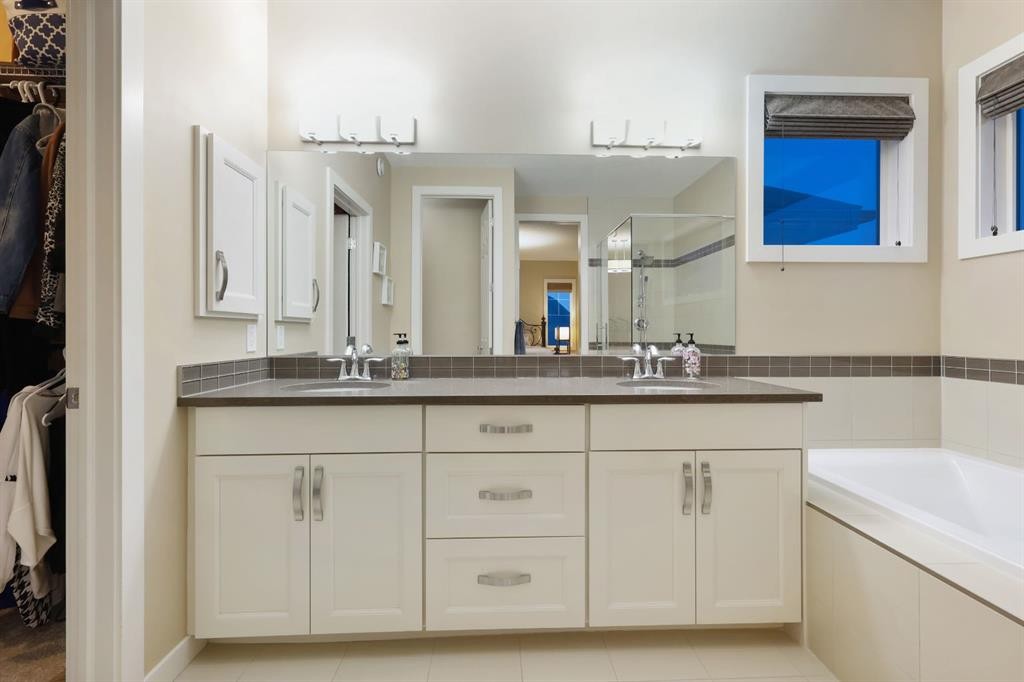 33 Quarry Heights Se, Calgary, AB - Indoor Photo Showing Bathroom