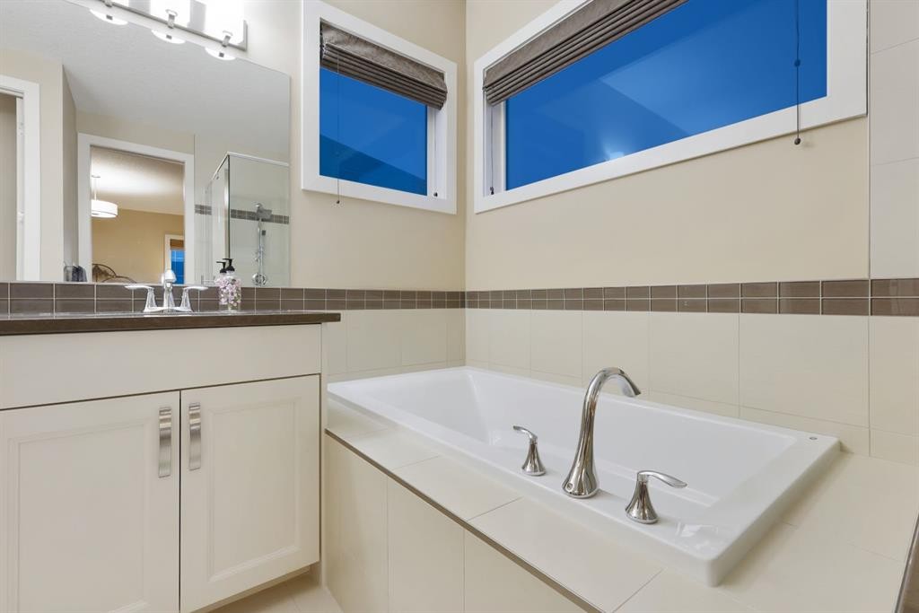 33 Quarry Heights Se, Calgary, AB - Indoor Photo Showing Bathroom
