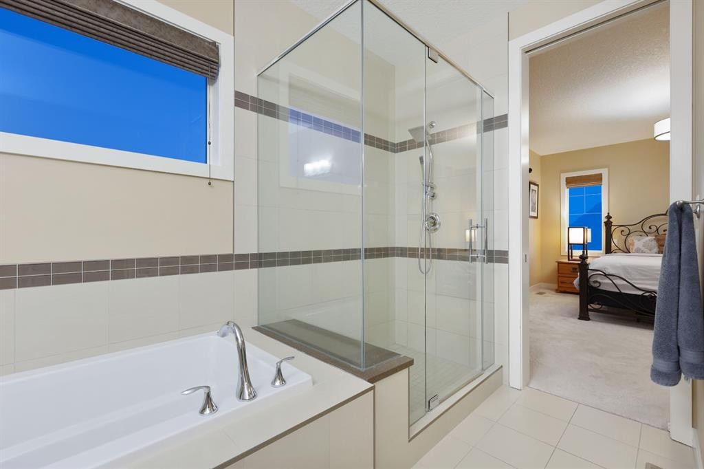 33 Quarry Heights Se, Calgary, AB - Indoor Photo Showing Bathroom
