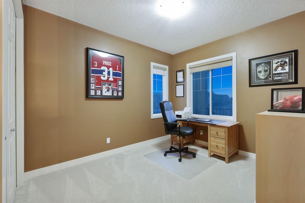 33 Quarry Heights Se, Calgary, AB - Indoor Photo Showing Bathroom