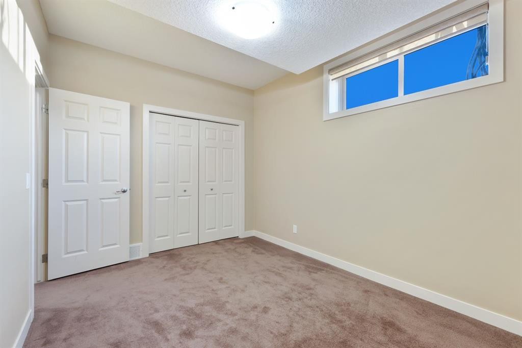 33 Quarry Heights Se, Calgary, AB - Indoor Photo Showing Other Room
