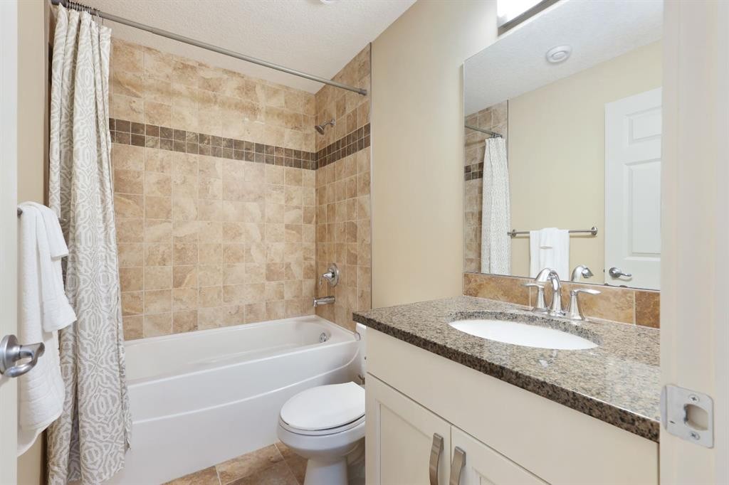 33 Quarry Heights Se, Calgary, AB - Indoor Photo Showing Bathroom