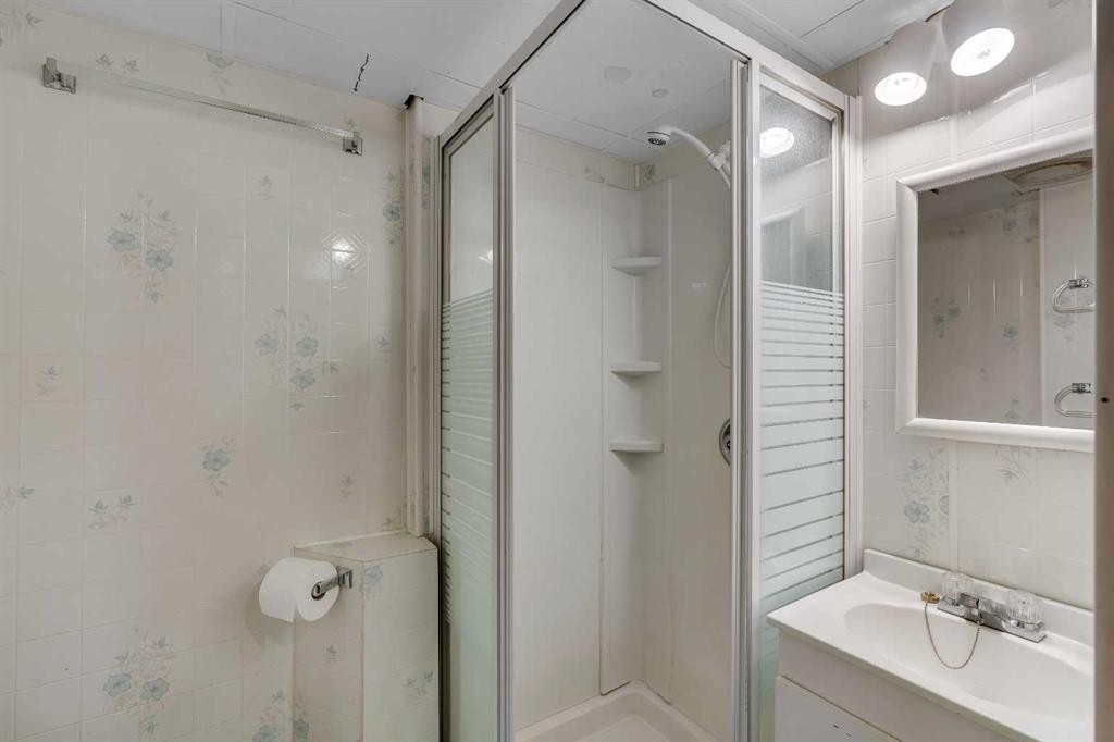 212 Westwood Drive Sw, Calgary, AB - Indoor Photo Showing Bathroom