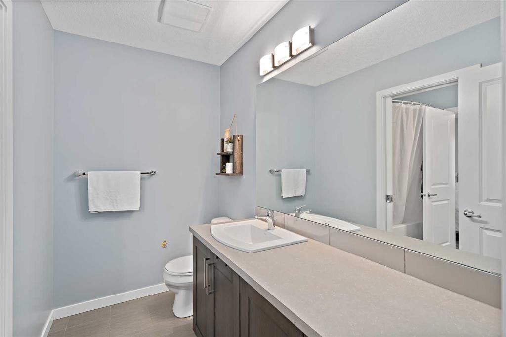 205 Copperstone Park Se, Calgary, AB - Indoor Photo Showing Bathroom