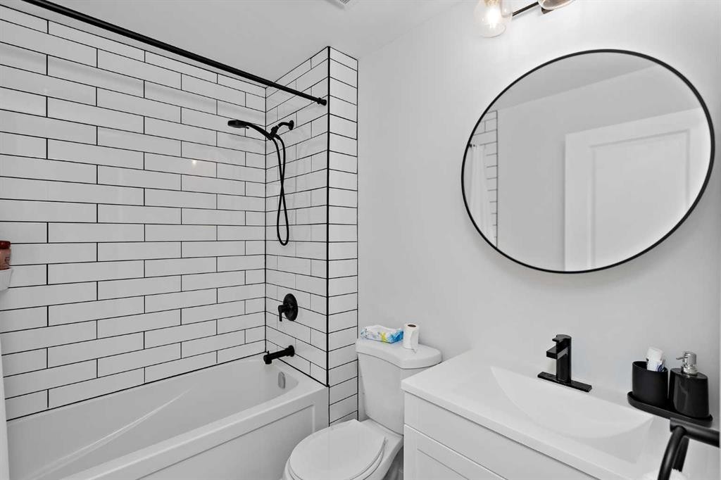205 Copperstone Park Se, Calgary, AB - Indoor Photo Showing Bathroom