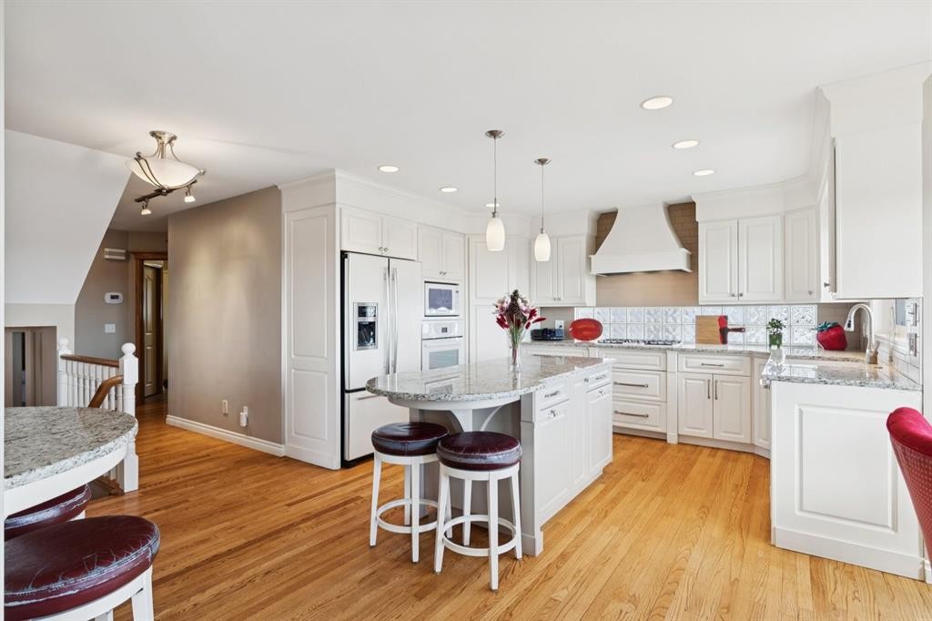266 Diamond Drive Se, Calgary, AB - Indoor Photo Showing Kitchen With Upgraded Kitchen