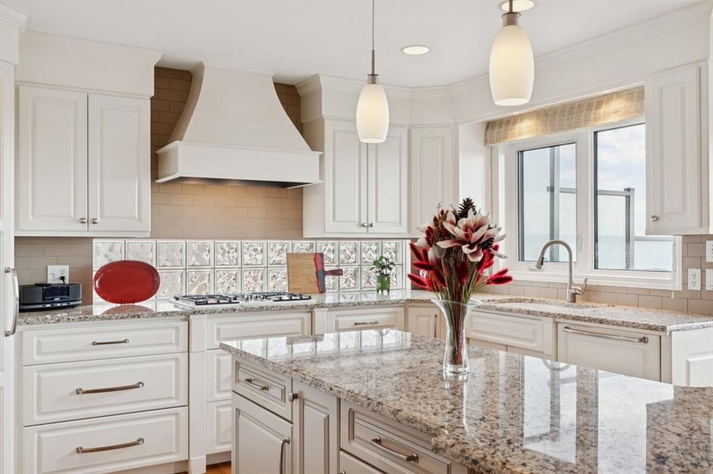 266 Diamond Drive Se, Calgary, AB - Indoor Photo Showing Kitchen With Upgraded Kitchen