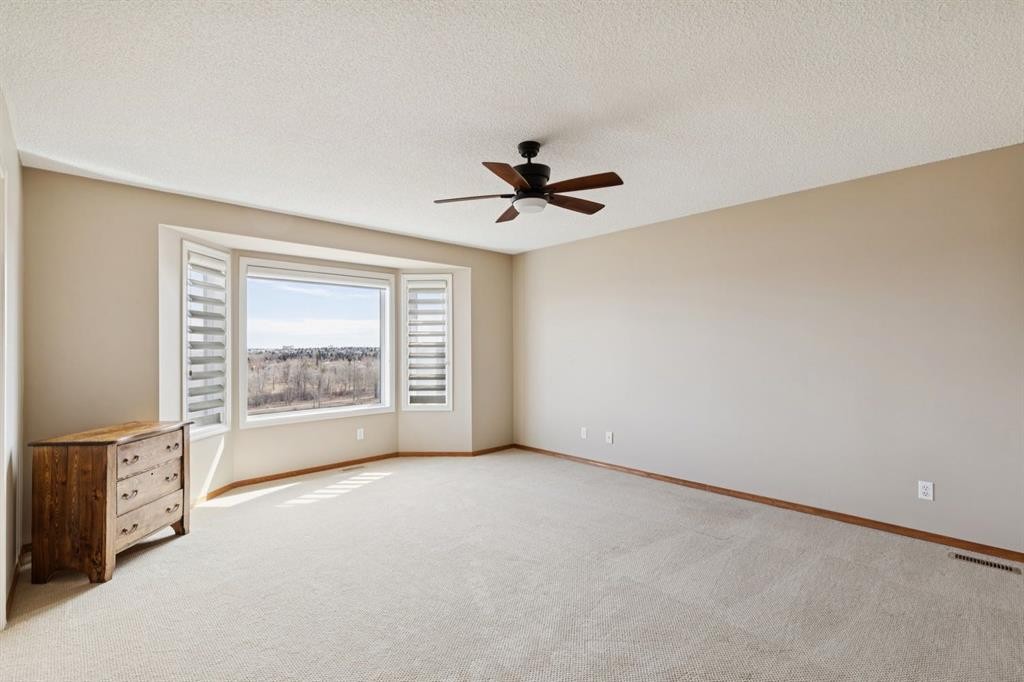 266 Diamond Drive Se, Calgary, AB - Indoor Photo Showing Other Room