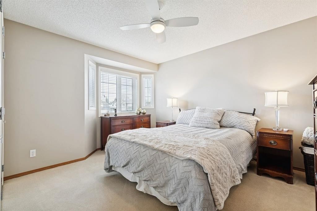 266 Diamond Drive Se, Calgary, AB - Indoor Photo Showing Bedroom