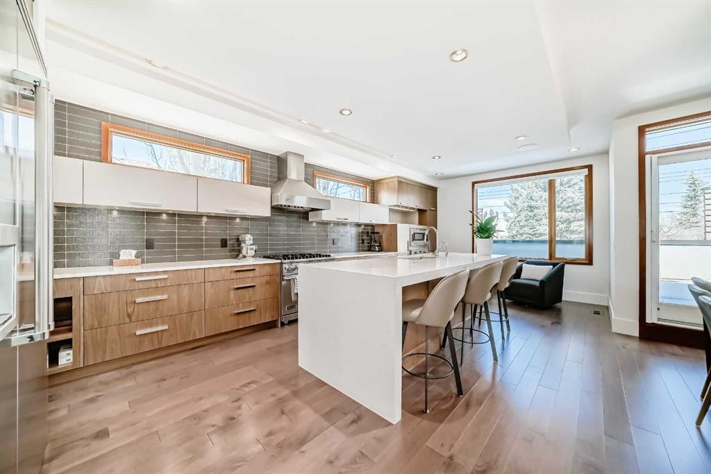 2142 28 Avenue Sw, Calgary, AB - Indoor Photo Showing Kitchen With Upgraded Kitchen