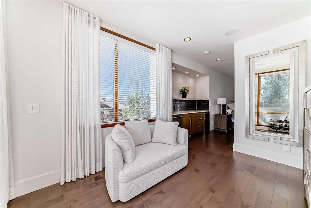 2142 28 Avenue Sw, Calgary, AB - Indoor Photo Showing Living Room