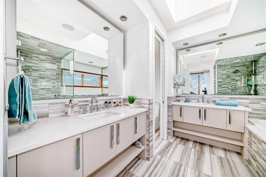 2142 28 Avenue Sw, Calgary, AB - Indoor Photo Showing Bathroom