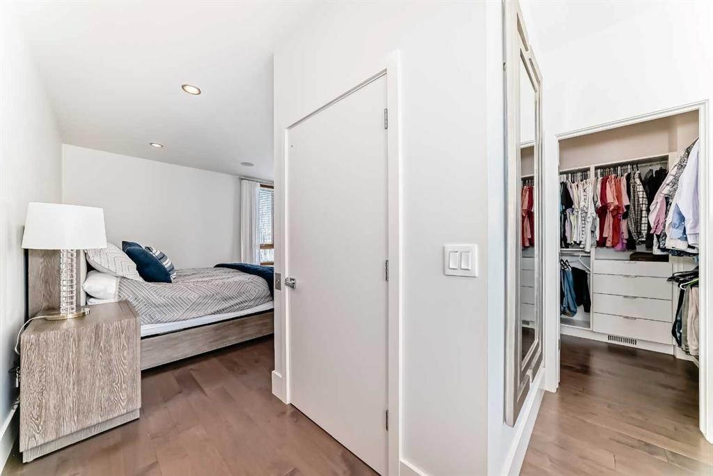 2142 28 Avenue Sw, Calgary, AB - Indoor Photo Showing Bedroom