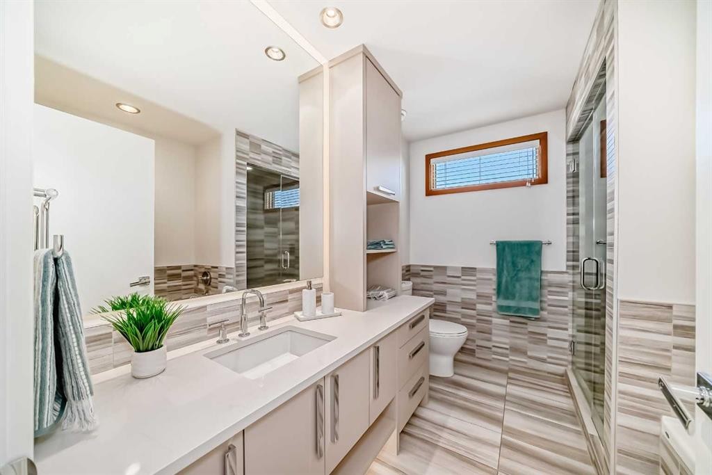 2142 28 Avenue Sw, Calgary, AB - Indoor Photo Showing Bathroom