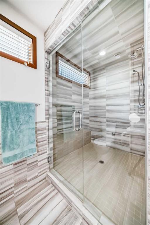 2142 28 Avenue Sw, Calgary, AB - Indoor Photo Showing Bathroom