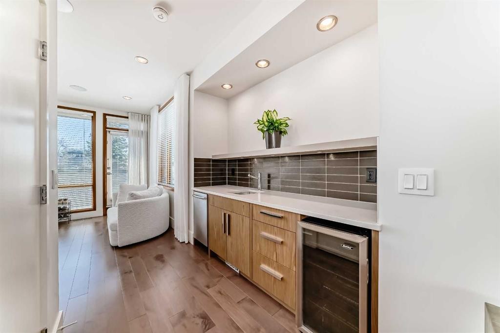 2142 28 Avenue Sw, Calgary, AB - Indoor Photo Showing Kitchen