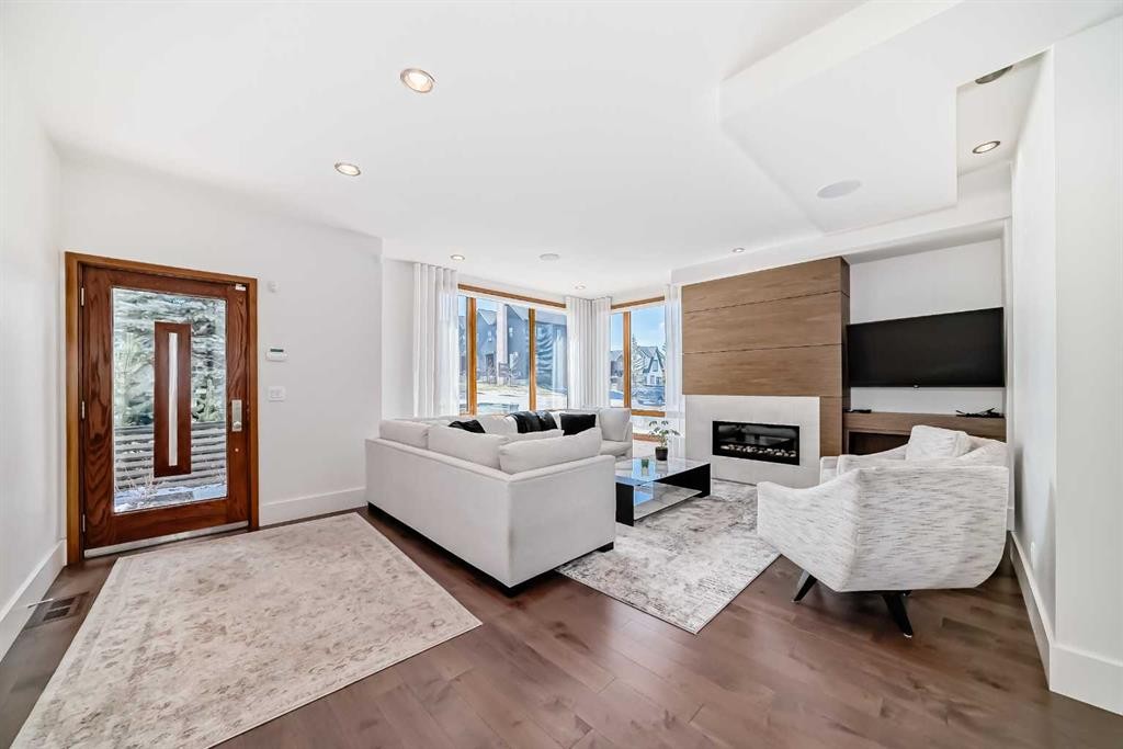 2142 28 Avenue Sw, Calgary, AB - Indoor Photo Showing Living Room With Fireplace