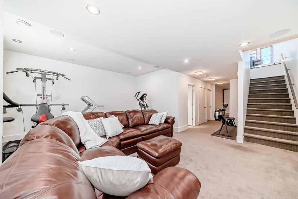 2142 28 Avenue Sw, Calgary, AB - Indoor Photo Showing Living Room