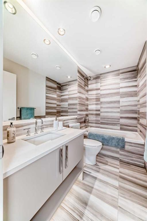 2142 28 Avenue Sw, Calgary, AB - Indoor Photo Showing Bathroom