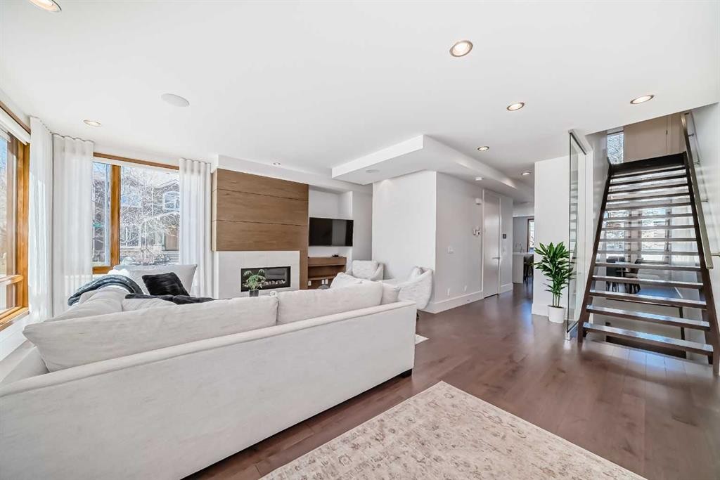 2142 28 Avenue Sw, Calgary, AB - Indoor Photo Showing Living Room With Fireplace