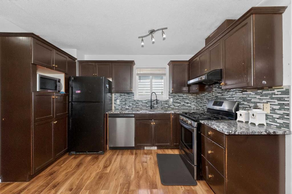 119 Taravista Drive Ne, Calgary, AB - Indoor Photo Showing Kitchen With Upgraded Kitchen