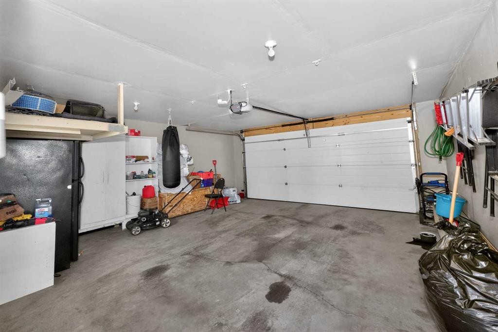 119 Taravista Drive Ne, Calgary, AB - Indoor Photo Showing Garage