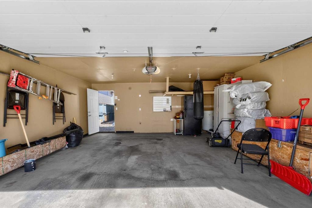 119 Taravista Drive Ne, Calgary, AB - Indoor Photo Showing Garage