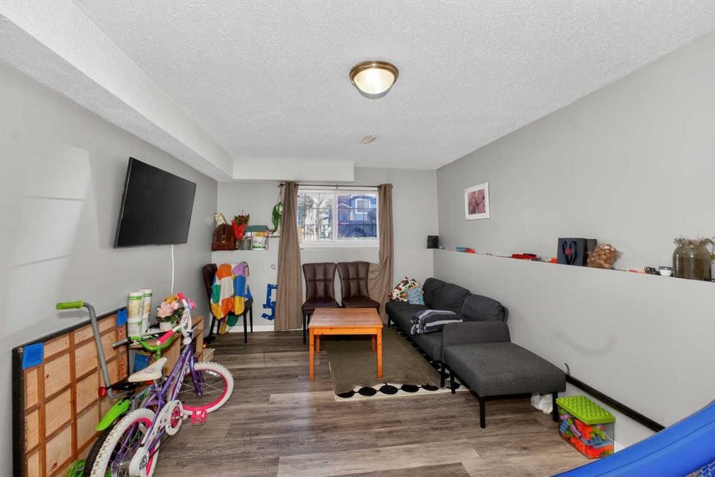 119 Taravista Drive Ne, Calgary, AB - Indoor Photo Showing Living Room