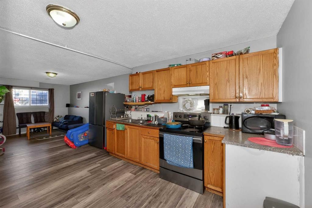 119 Taravista Drive Ne, Calgary, AB - Indoor Photo Showing Kitchen