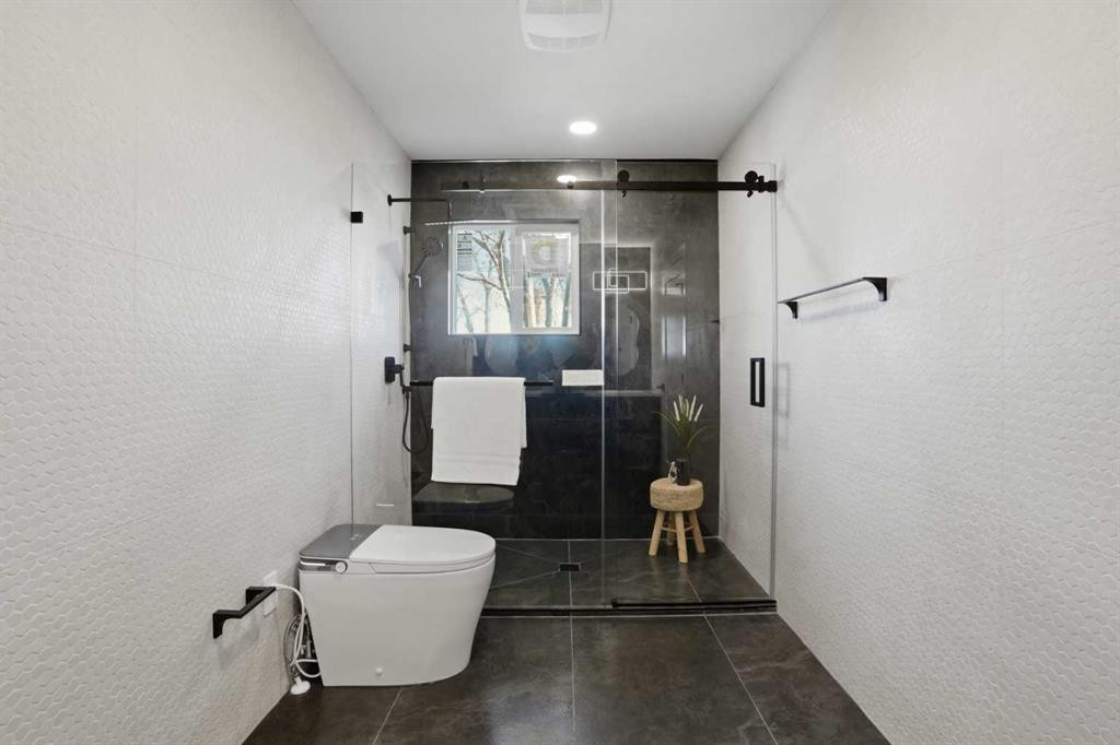 1303 87 Avenue Sw, Calgary, AB - Indoor Photo Showing Bathroom