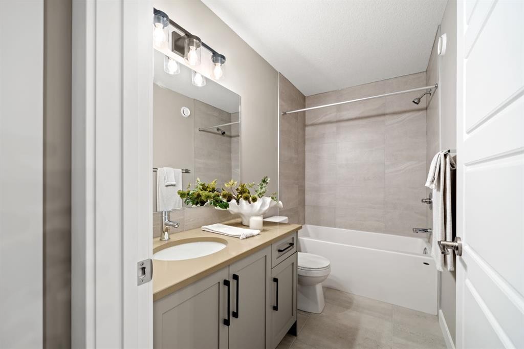 648 Sora Boulevard Se, Calgary, AB - Indoor Photo Showing Bathroom