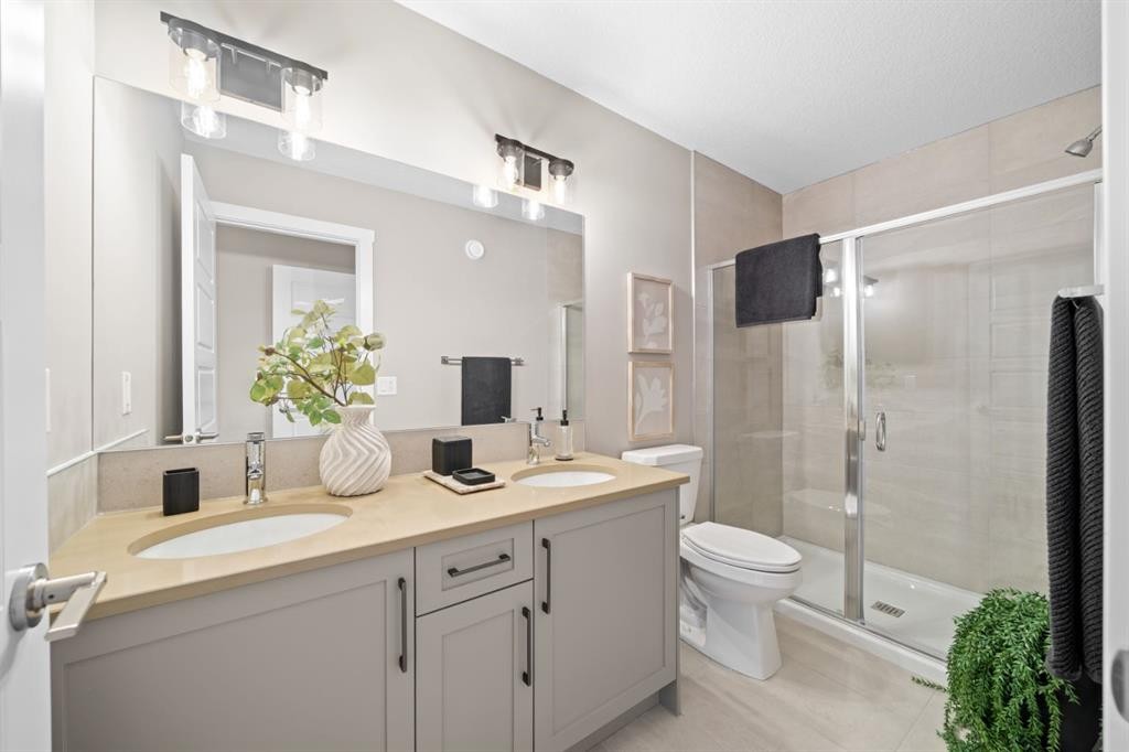 648 Sora Boulevard Se, Calgary, AB - Indoor Photo Showing Bathroom