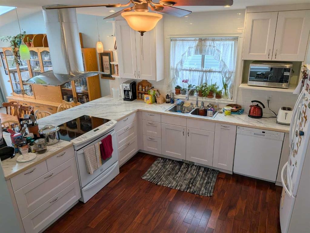 76 Martindale Close Ne, Calgary, AB - Indoor Photo Showing Kitchen With Double Sink