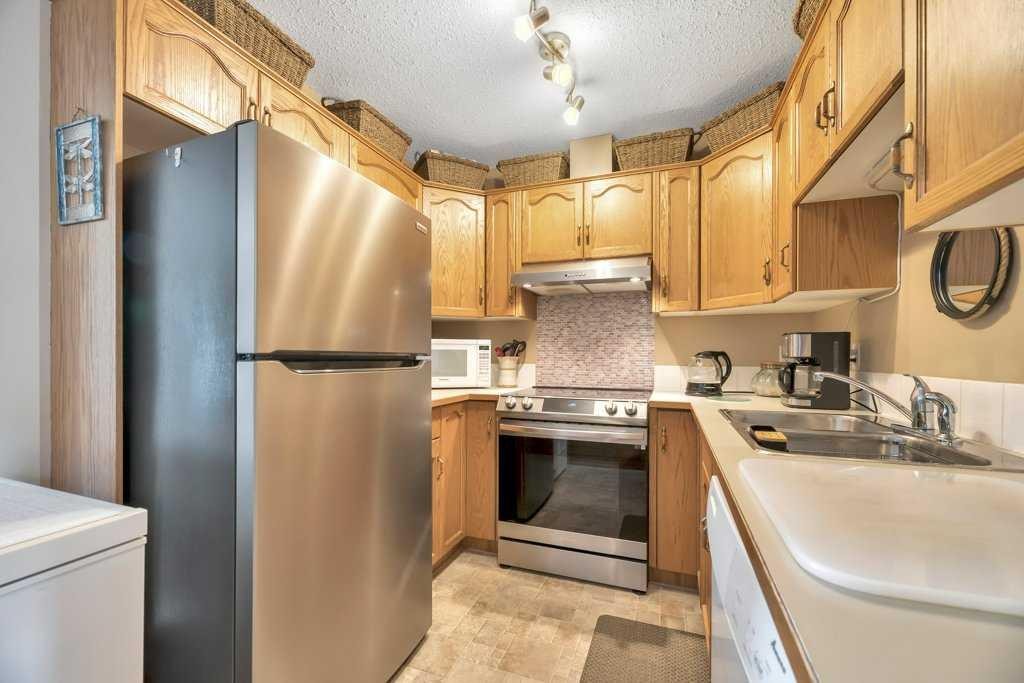 123-103 Strathaven Drive, Strathmore, AB - Indoor Photo Showing Kitchen With Double Sink