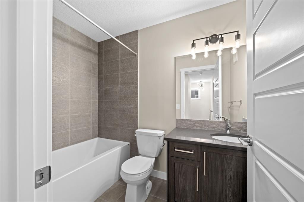 376 Sora Boulevard Se, Calgary, AB - Indoor Photo Showing Bathroom
