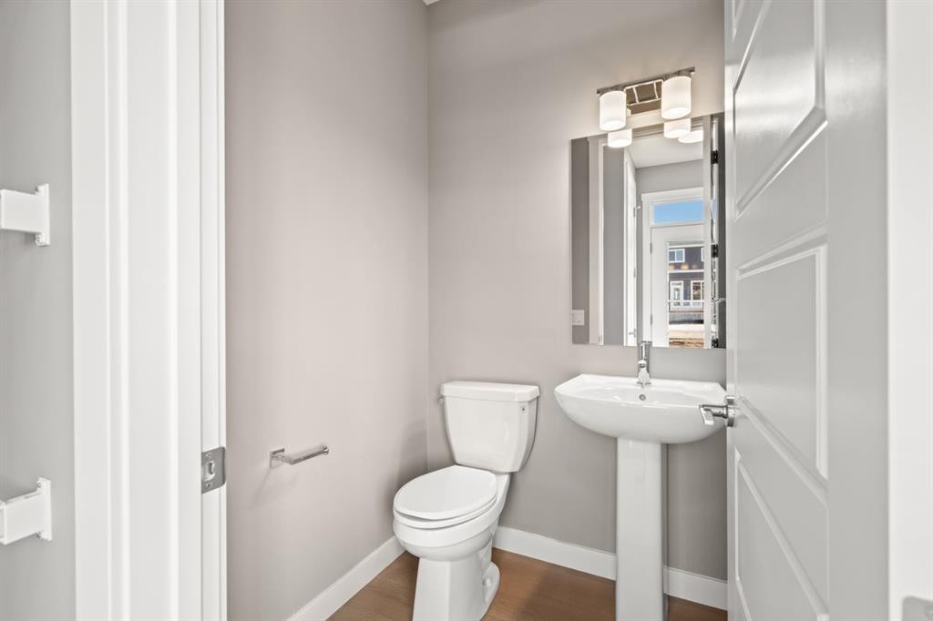 656 Sora Boulevard Se, Calgary, AB - Indoor Photo Showing Bathroom
