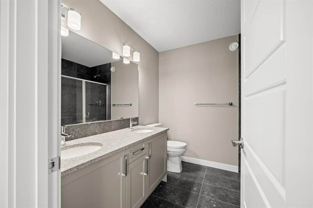 656 Sora Boulevard Se, Calgary, AB - Indoor Photo Showing Bathroom