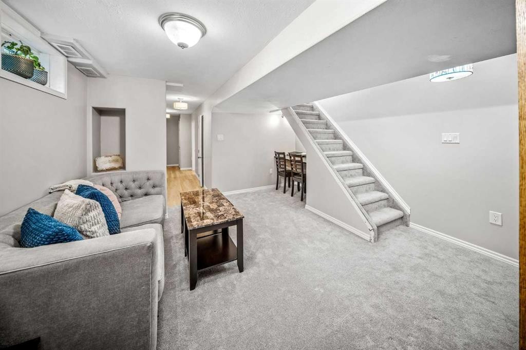 96 Mckinley Road Se, Calgary, AB - Indoor
