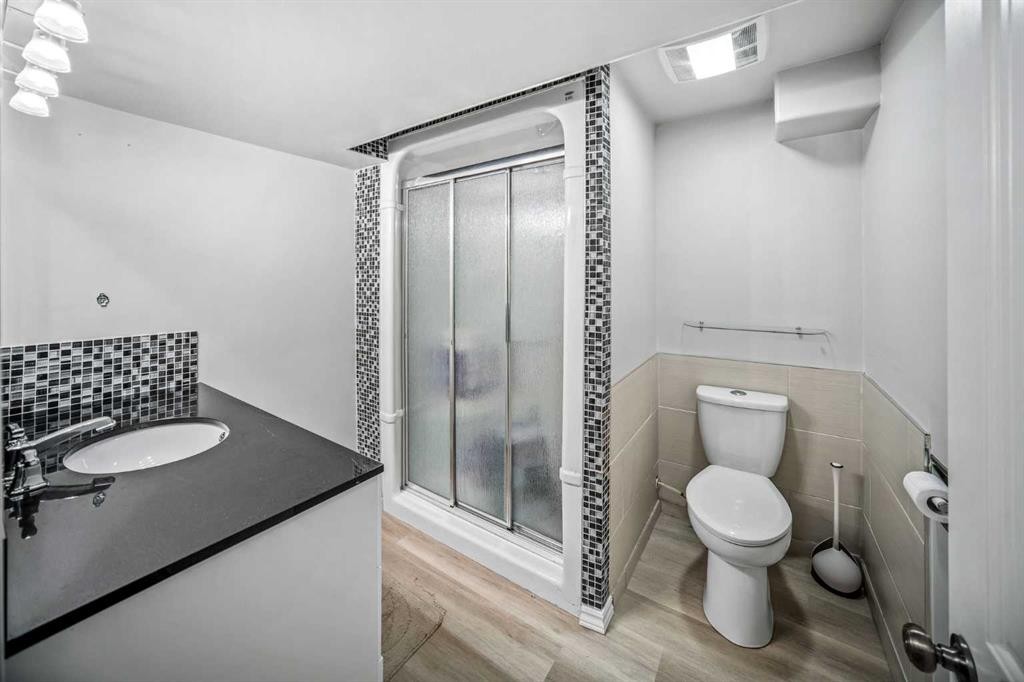 96 Mckinley Road Se, Calgary, AB - Indoor Photo Showing Bathroom