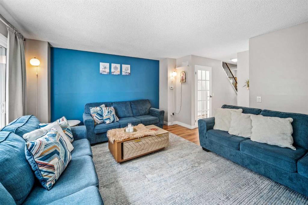 96 Mckinley Road Se, Calgary, AB - Indoor Photo Showing Living Room