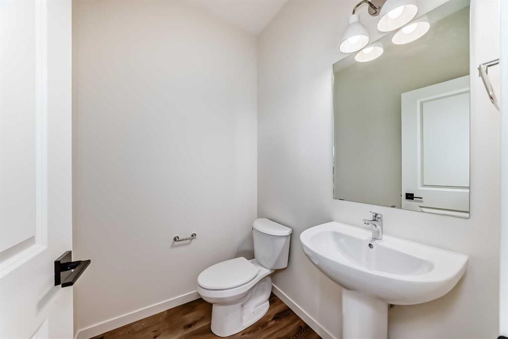 61 Bartlett Way Se, Calgary, AB - Indoor Photo Showing Bathroom