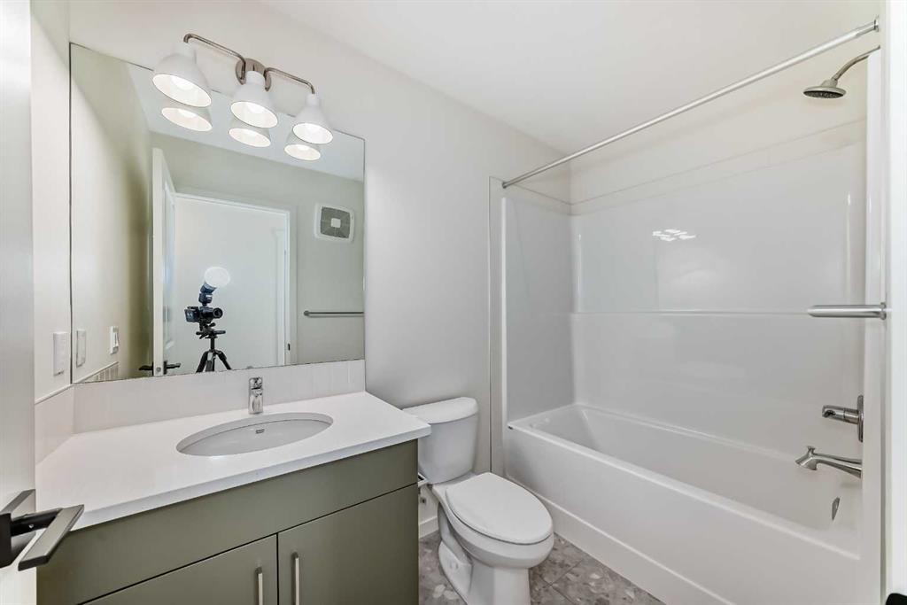 61 Bartlett Way Se, Calgary, AB - Indoor Photo Showing Bathroom