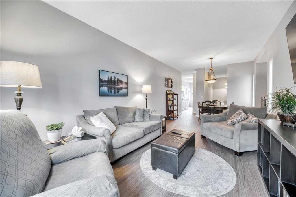 35-72 Millside Drive Sw, Calgary, AB - Indoor Photo Showing Living Room