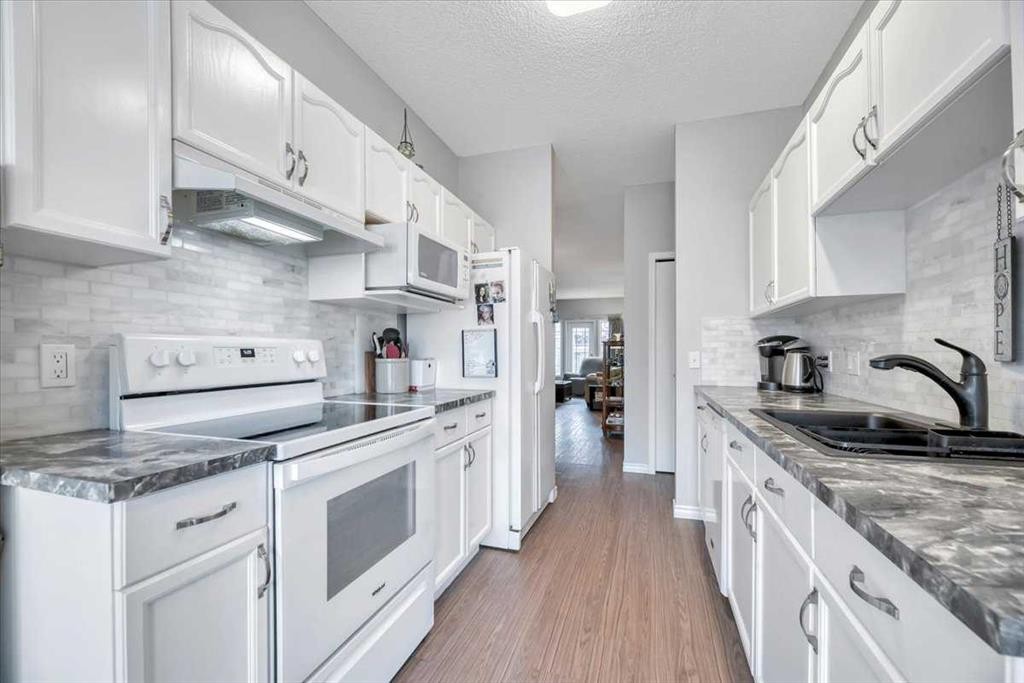 35-72 Millside Drive Sw, Calgary, AB - Indoor Photo Showing Kitchen With Double Sink