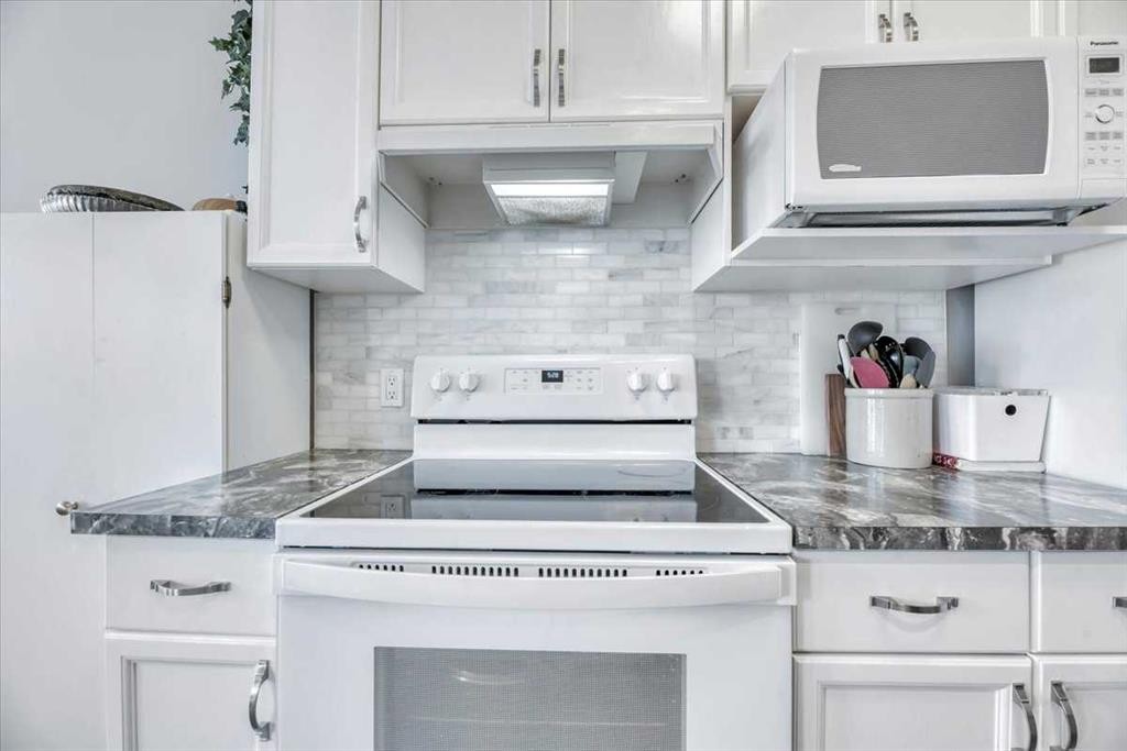 35-72 Millside Drive Sw, Calgary, AB - Indoor Photo Showing Kitchen