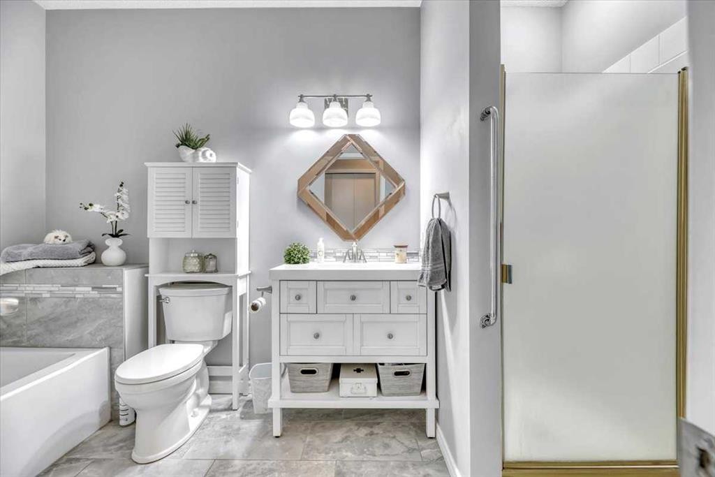 35-72 Millside Drive Sw, Calgary, AB - Indoor Photo Showing Bathroom