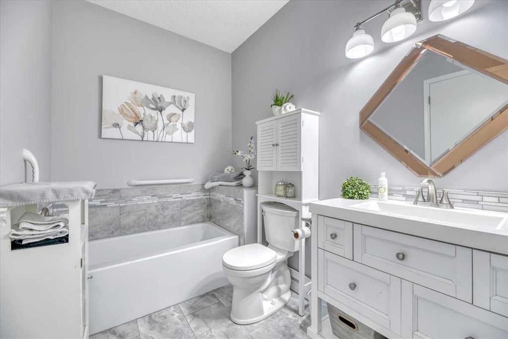 35-72 Millside Drive Sw, Calgary, AB - Indoor Photo Showing Bathroom