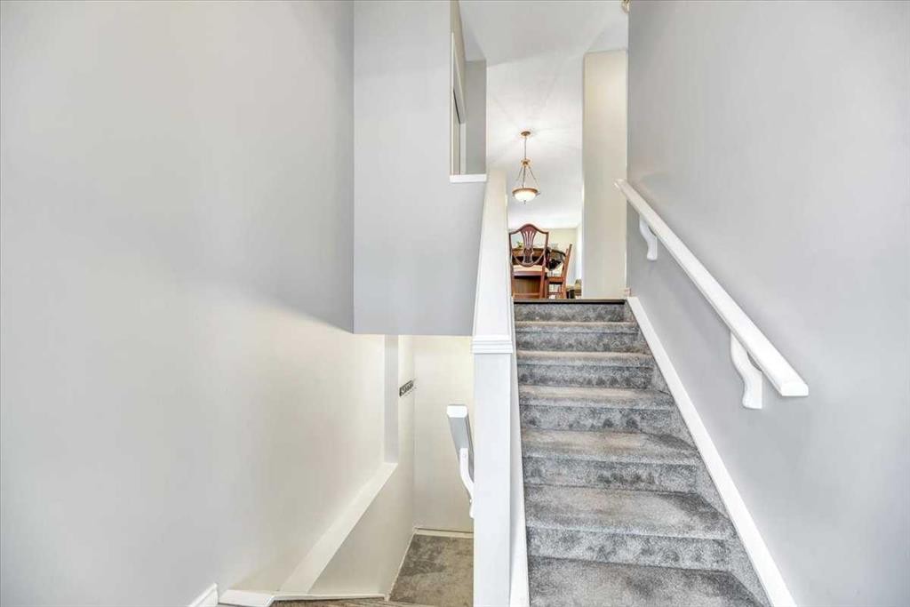 35-72 Millside Drive Sw, Calgary, AB - Indoor Photo Showing Other Room