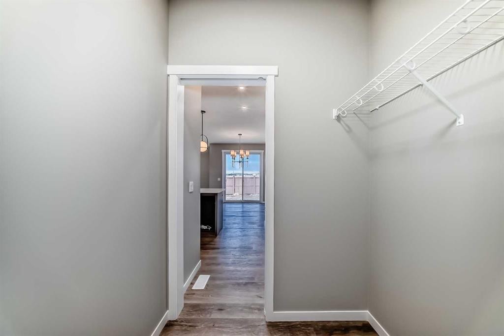 130 Bartlett Row Se, Calgary, AB - Indoor