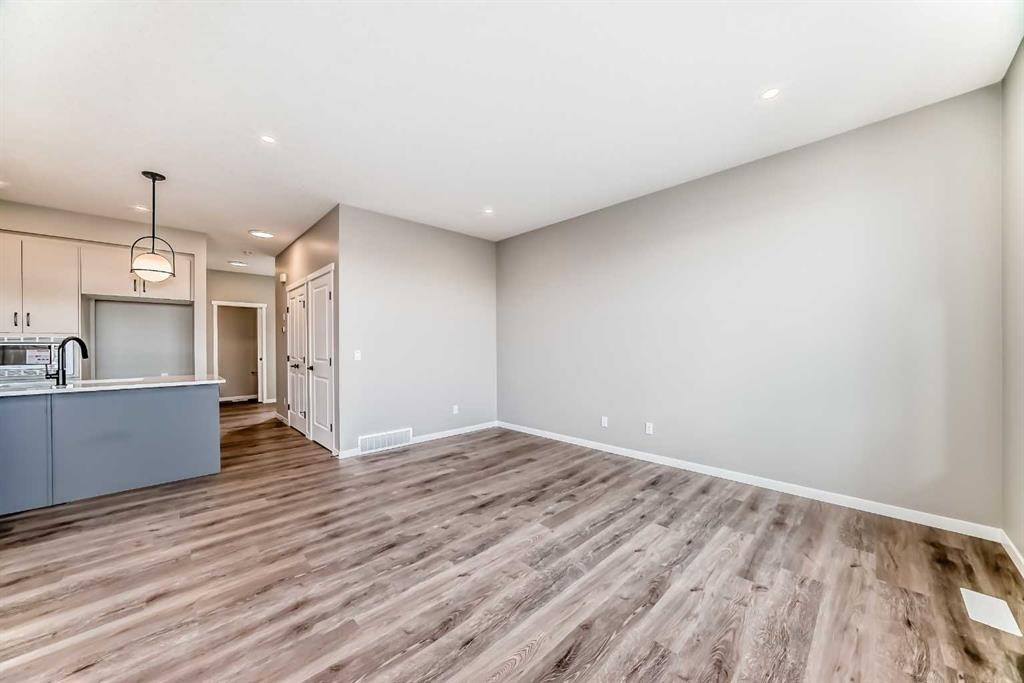 130 Bartlett Row Se, Calgary, AB - Indoor
